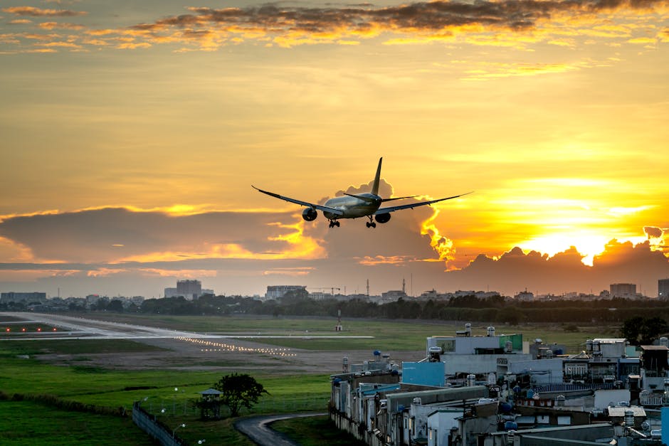 Avion pri slijetanju u zalasku sunca
